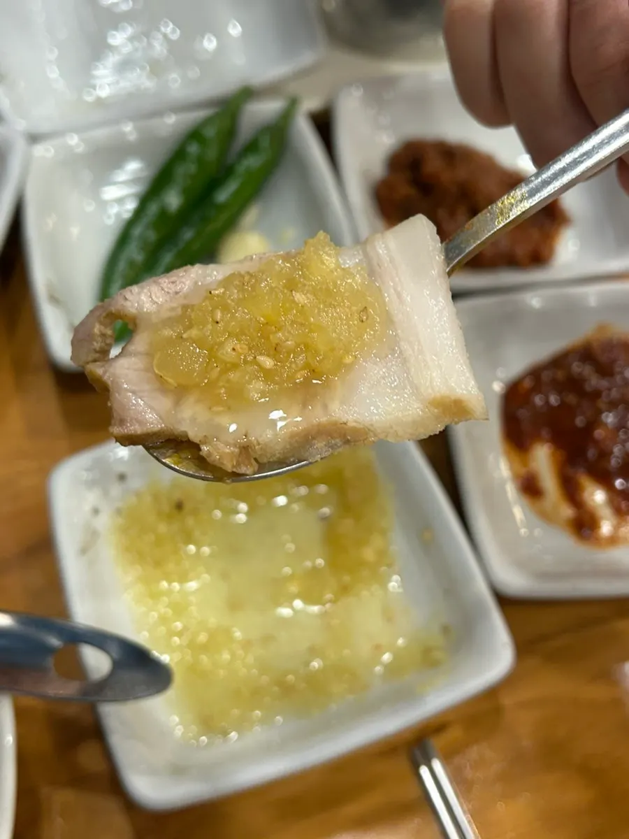 계란후라이를 올린 밥과 낙지볶음
