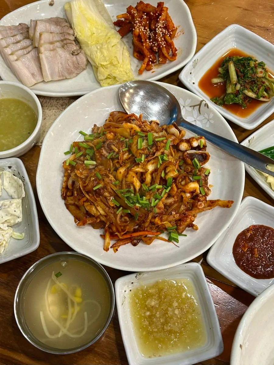 간마늘을 올린 수육 한 점