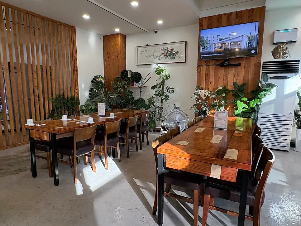 Interior of Imgane Nakji Bossam with spacious tables