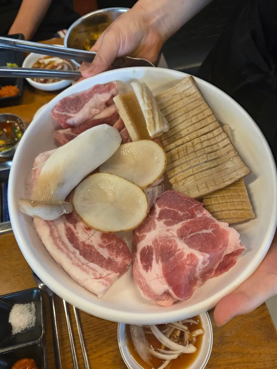 노릇하게 구워진 꽃돼지모듬 한 점