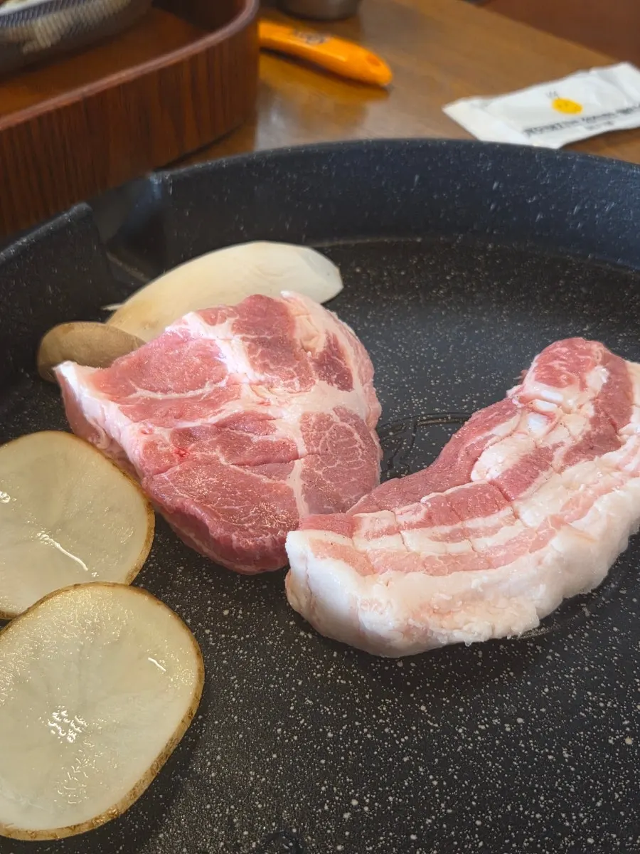 구미 인동 꽃돼지식당 고기 구이 장면