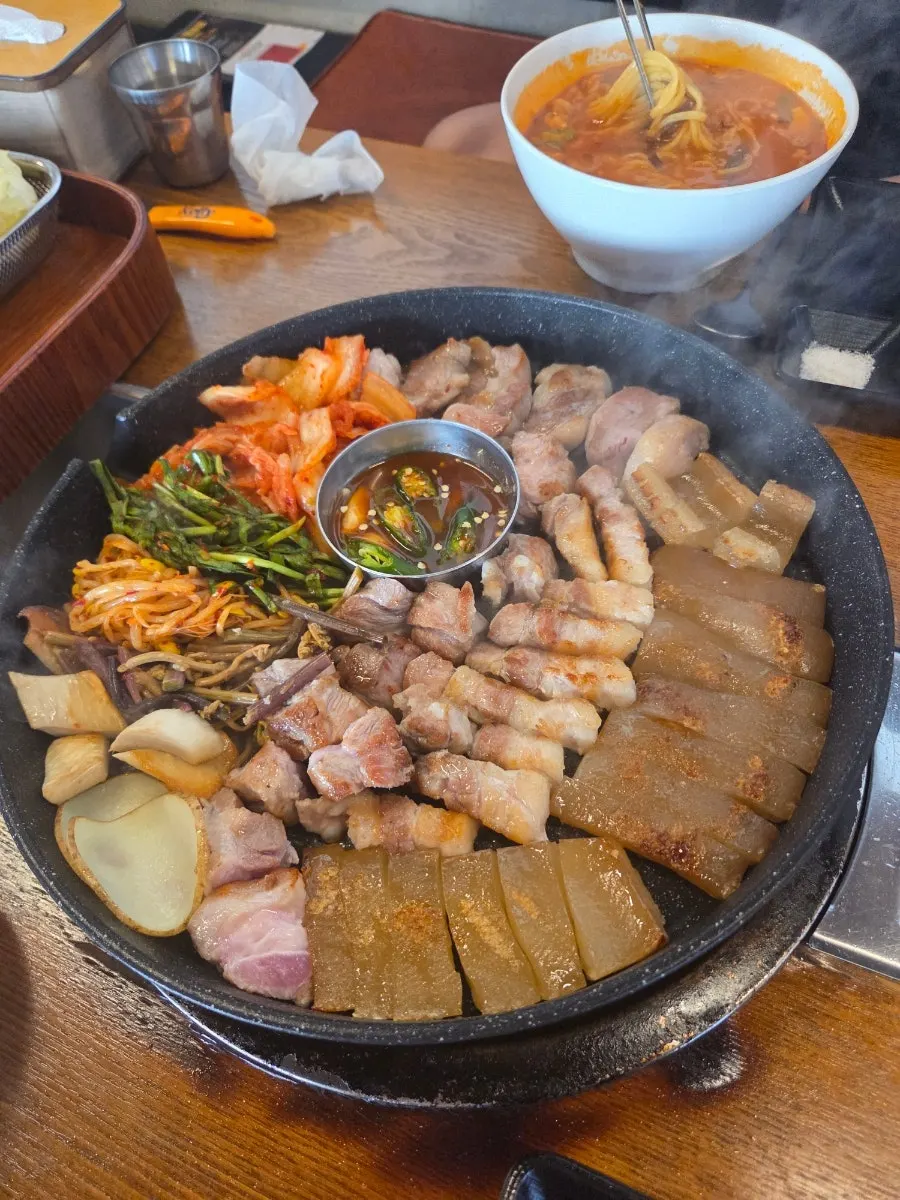 여럿이 먹기 좋은 꽃돼지식당 고기 한 상
