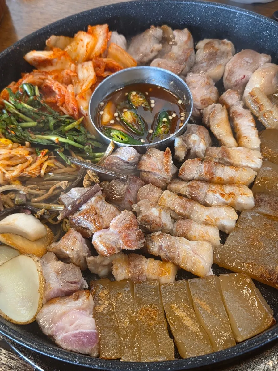 때깔 좋게 구워진 돼지고기 구이