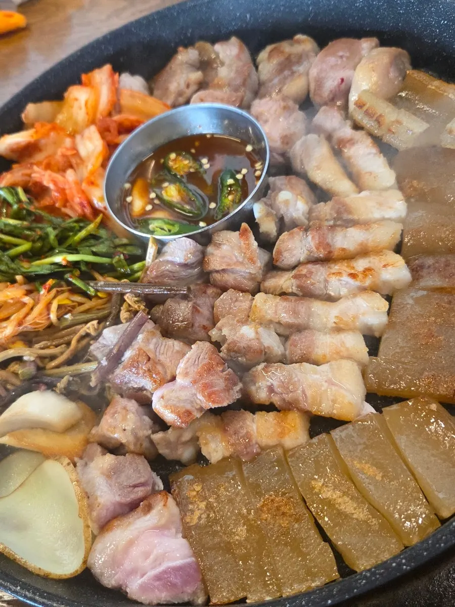 잘 구워진 고기와 곁들임 채소