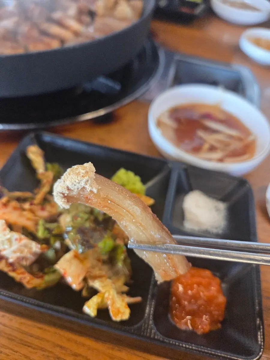 구미 인동 꽃돼지식당 테이블 풍경