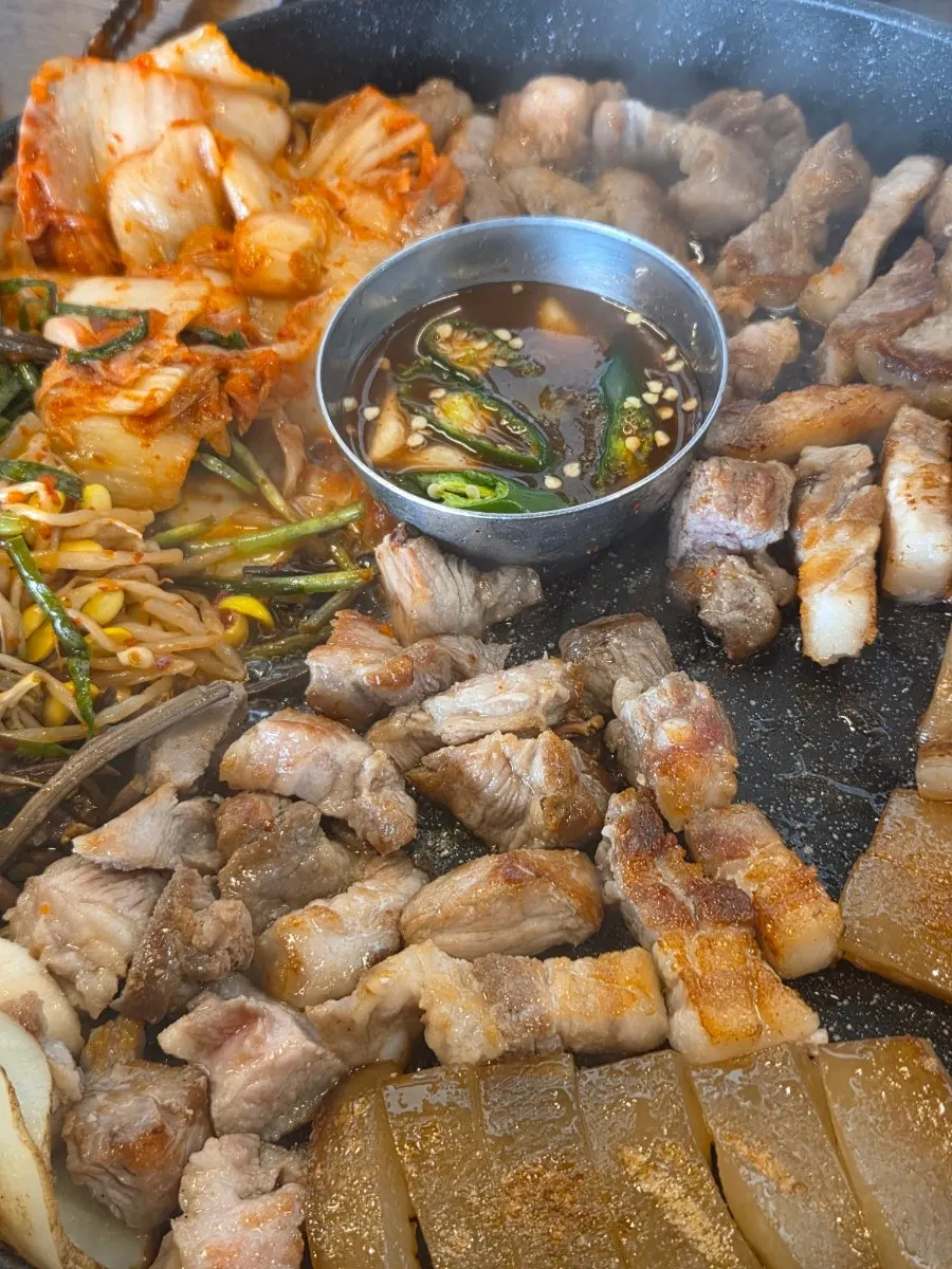 꽃돼지모듬과 곱창라멘 조합 상차림