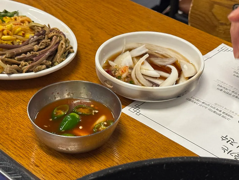 삼겹살과 함께 차려진 기본 상차림