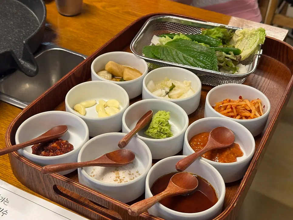 꽃돼지식당 테이블 기본 세팅