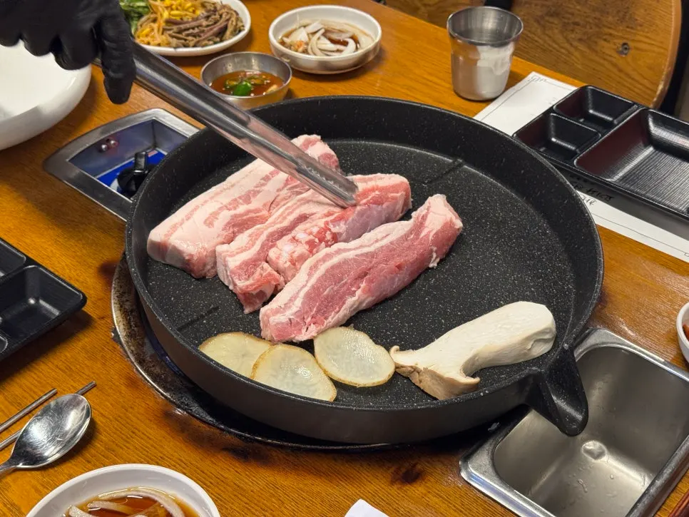 보리된장과 오이김치를 담아온 접시