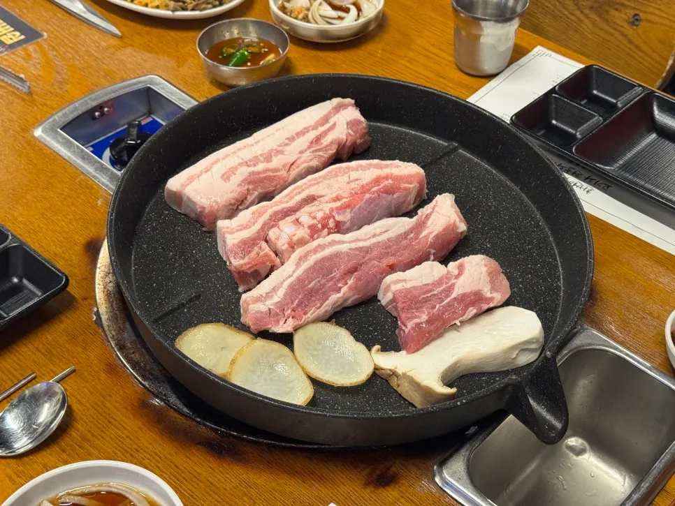 선홍빛 두툼한 생삼겹살 3인분