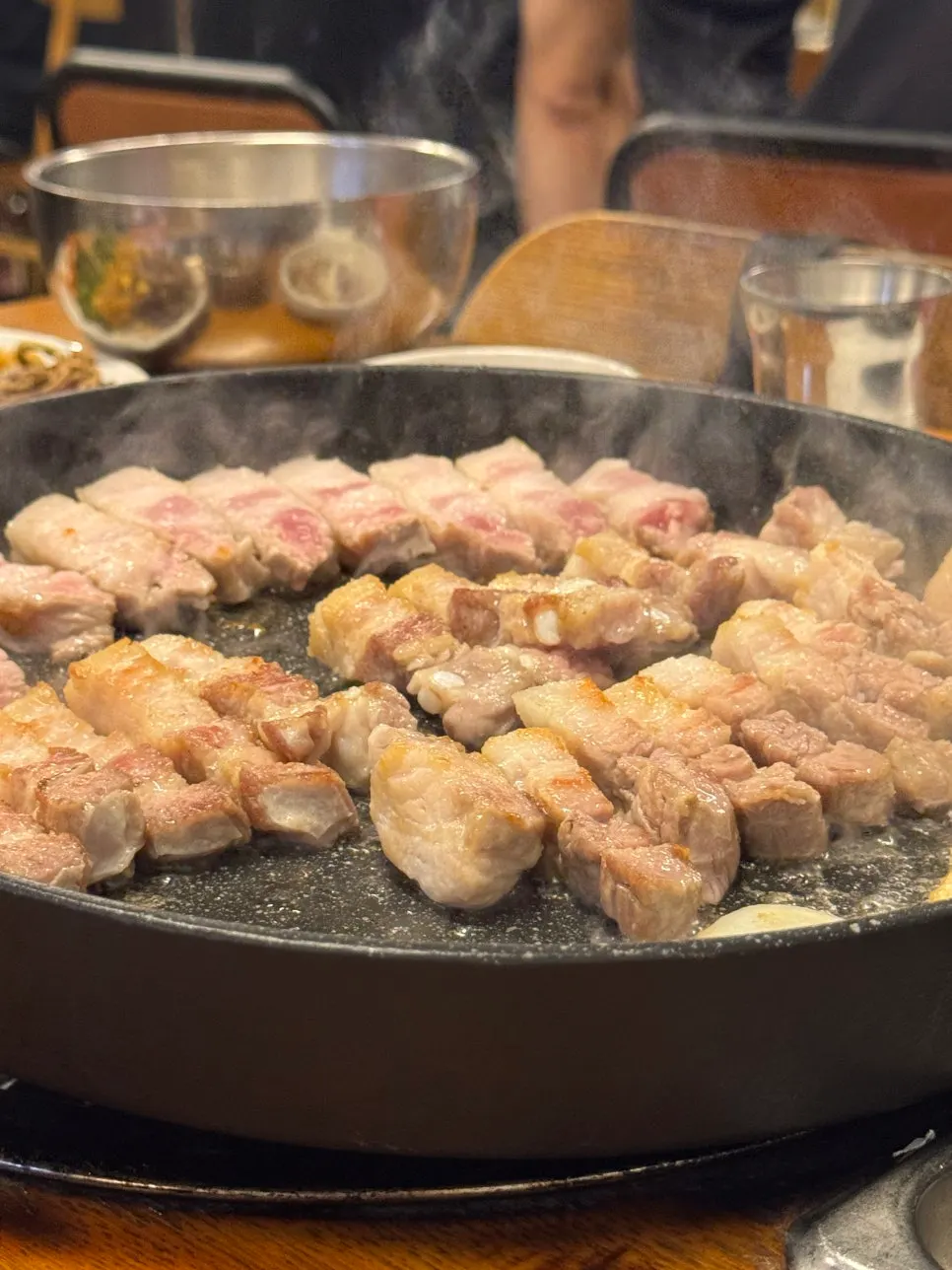 직원이 불판에서 구워주는 삼겹살
