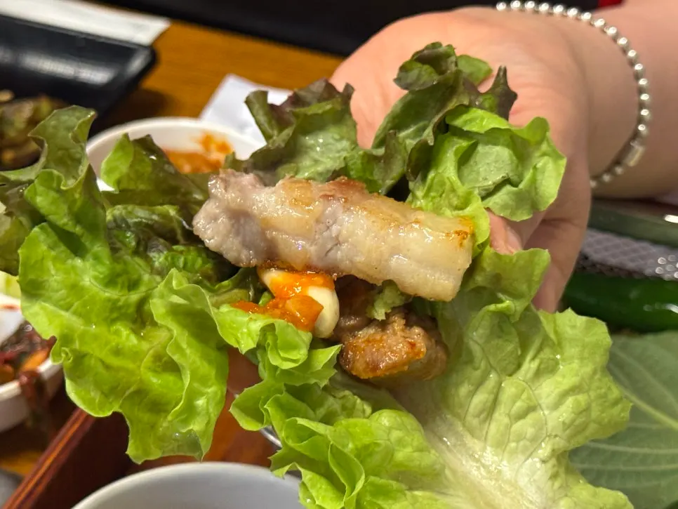 소금에 찍어 먹는 첫 점 삼겹살