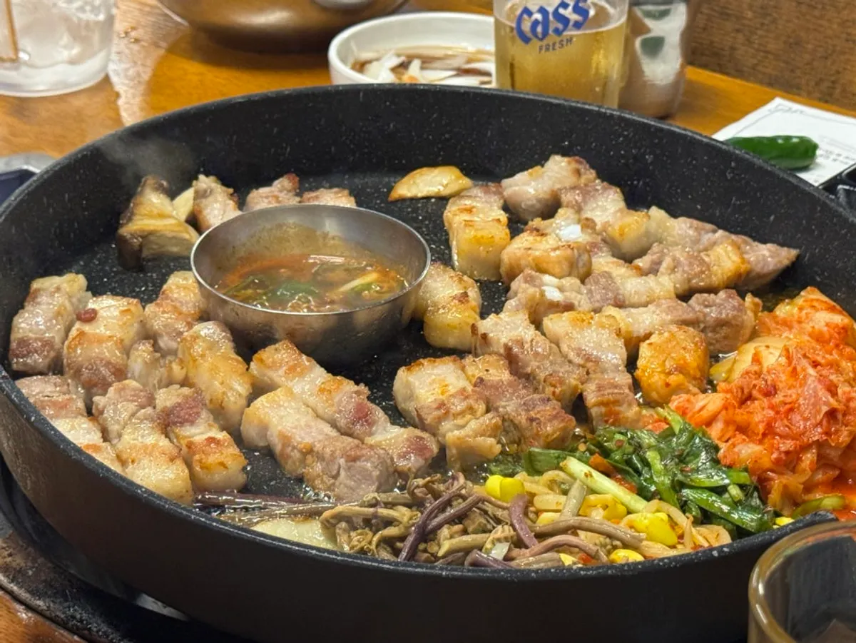 상추에 삼겹살과 구운 김치를 올린 쌈
