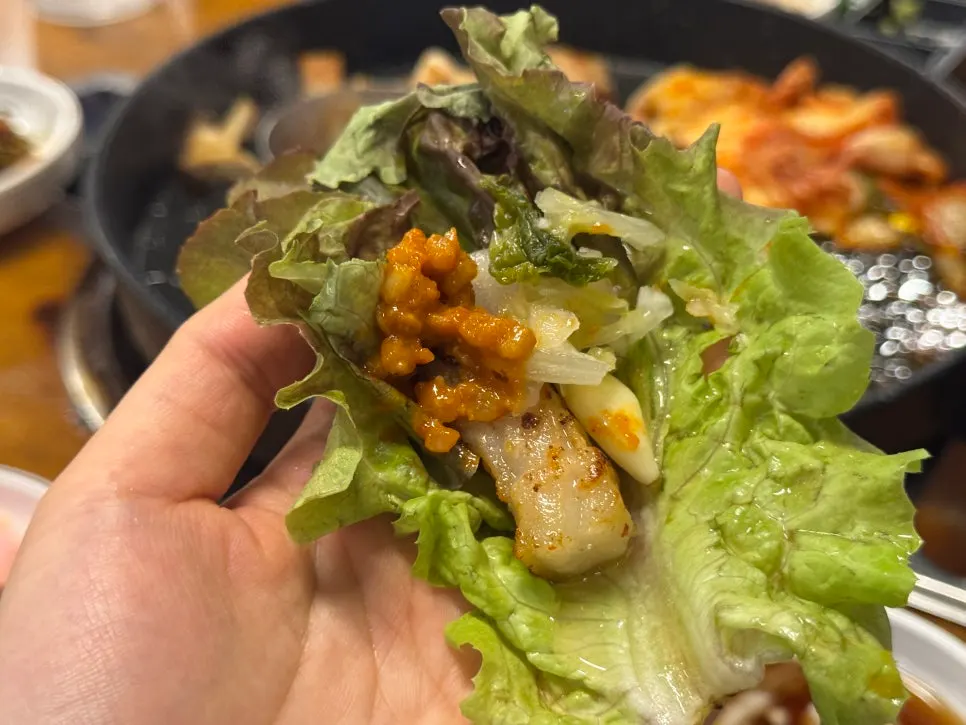 여러 소스에 곁들여 먹는 구운 삼겹살