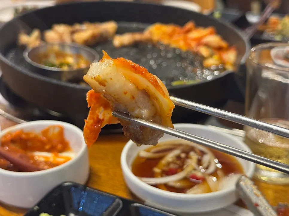 삼겹살과 반찬을 함께 올린 한 입