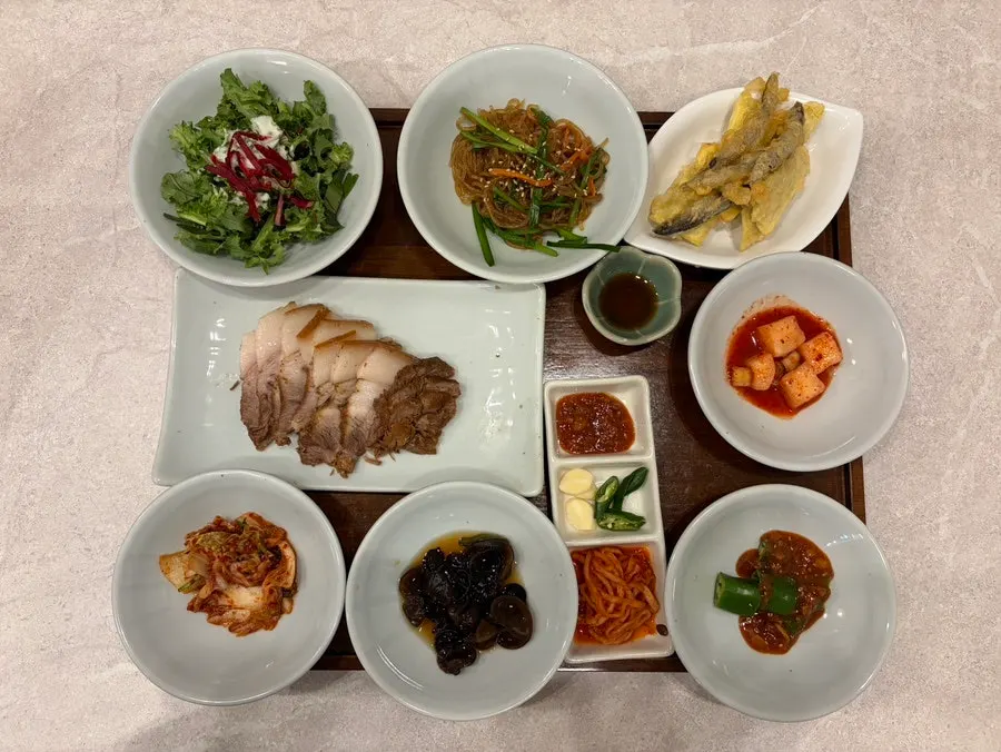 Irojeong's basic side dishes served on a wooden tray