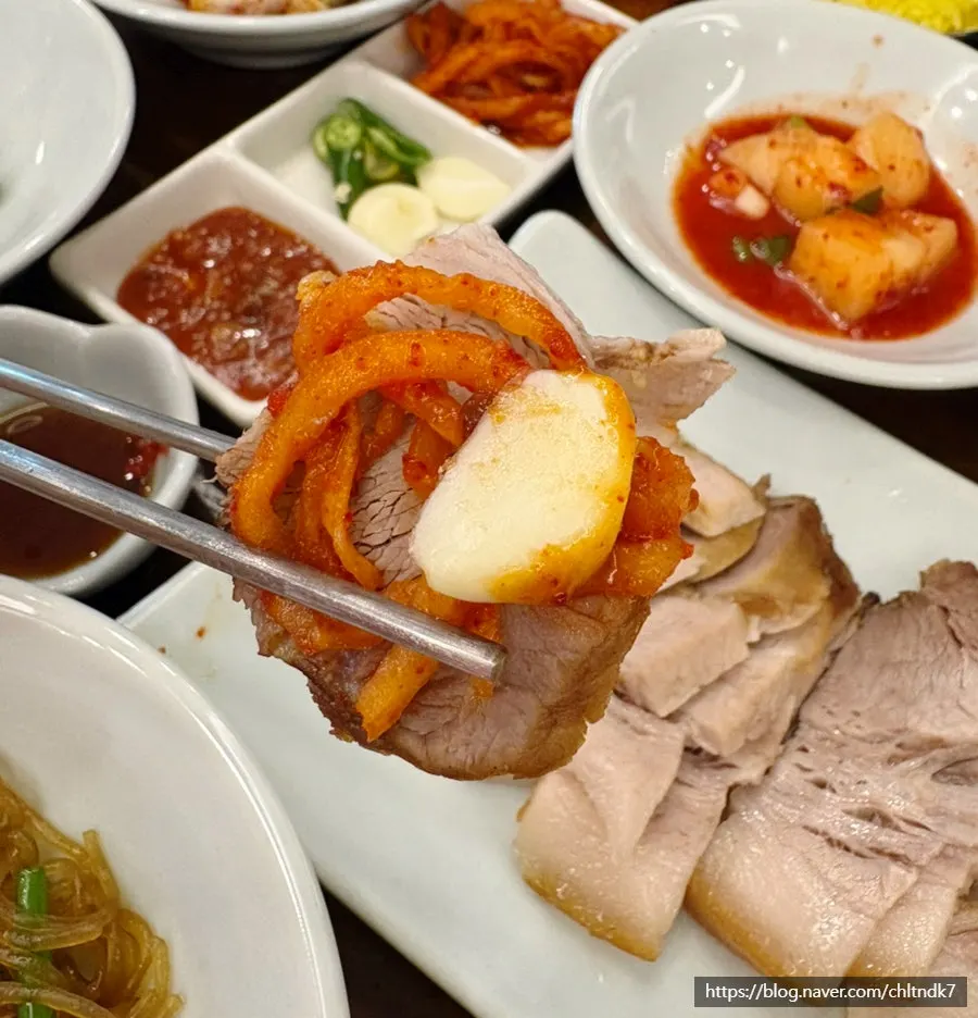 트레이에 담긴 이로정 밑반찬