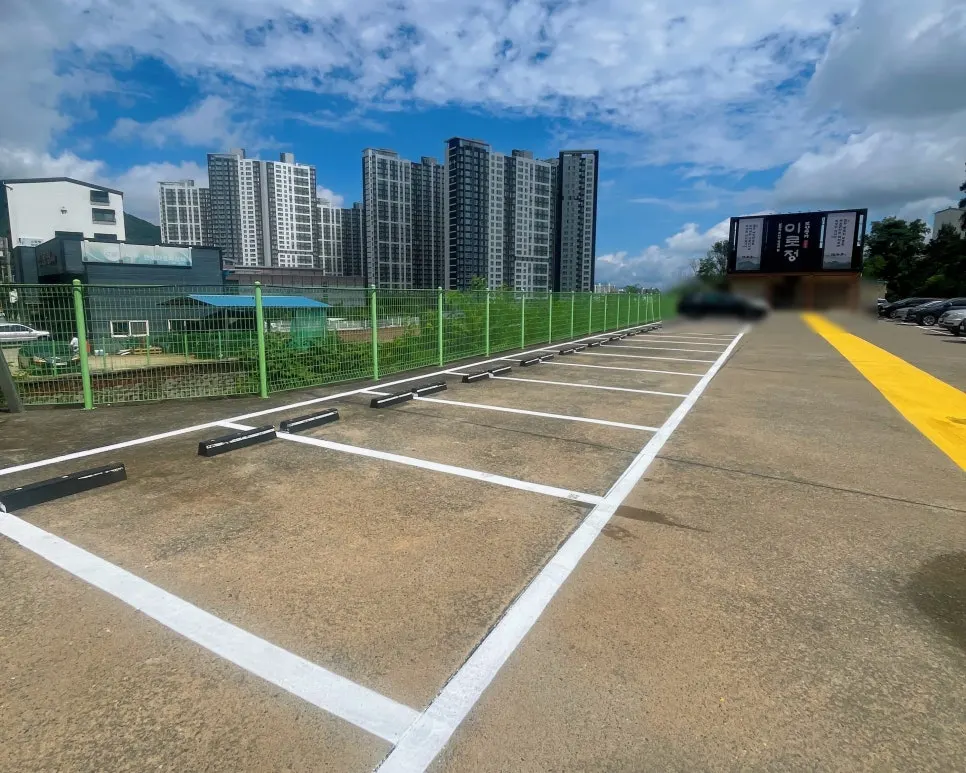 Dedicated parking lot in front of the restaurant