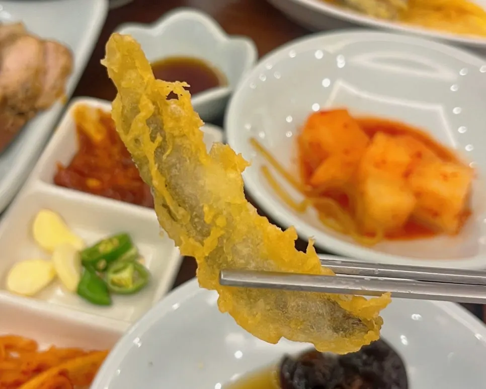 Kkakdugi and wood ear mushroom side dishes