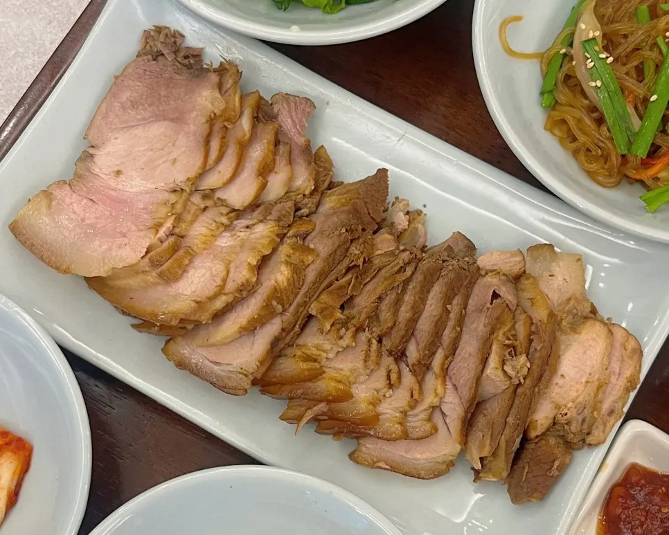 The boiled pork sanghwang loach set spread