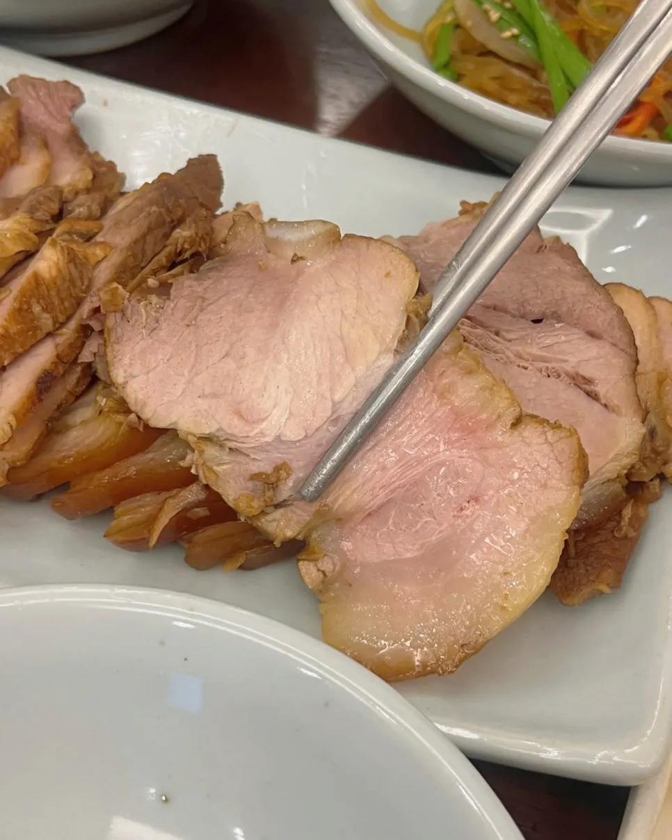 Boiled pork served on a plate