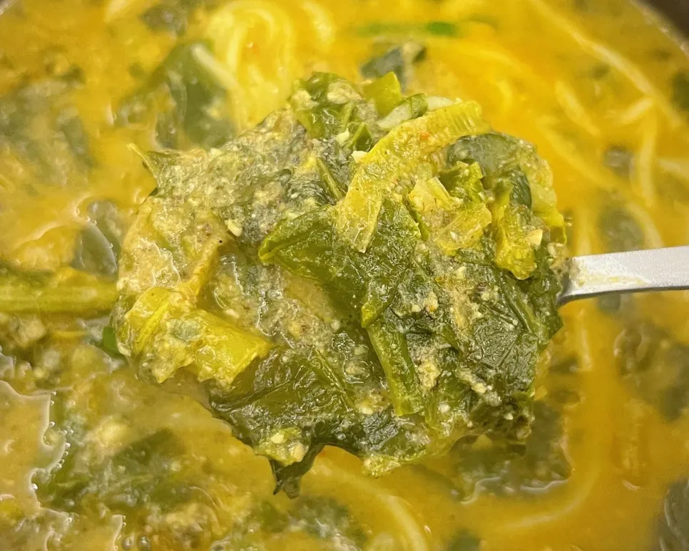 Loach soup with minced garlic and perilla powder added