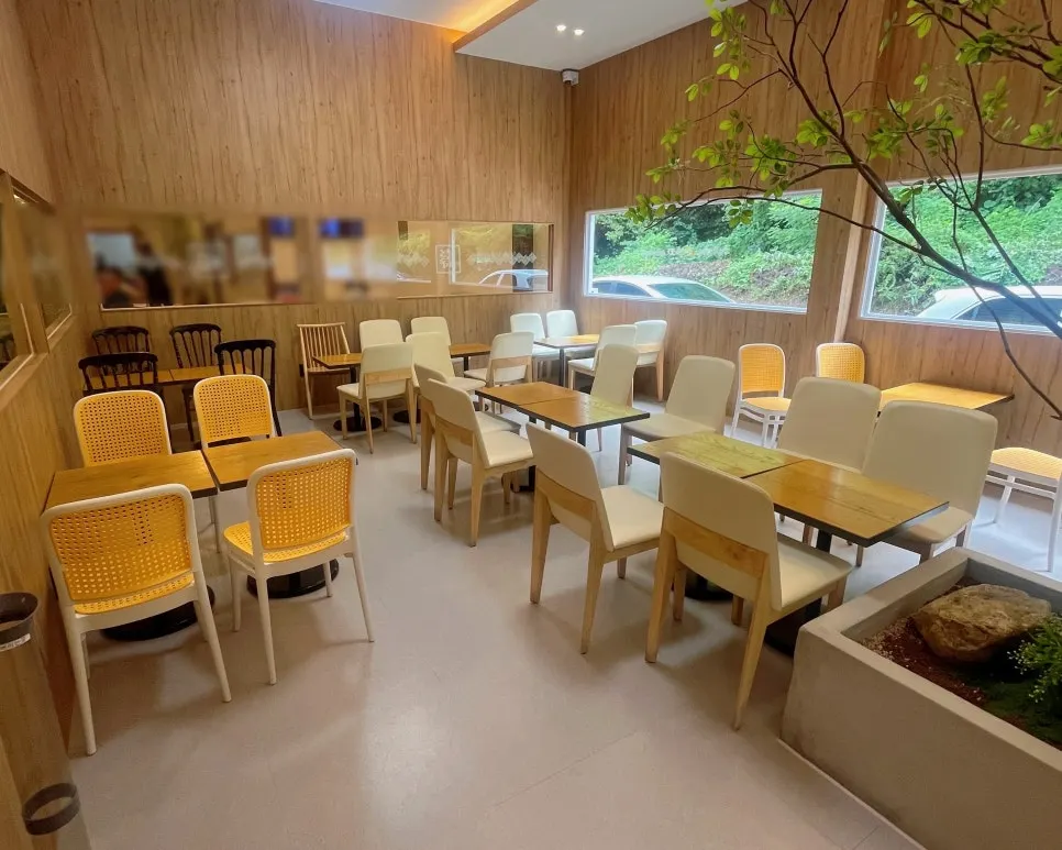 Free café space near the entrance