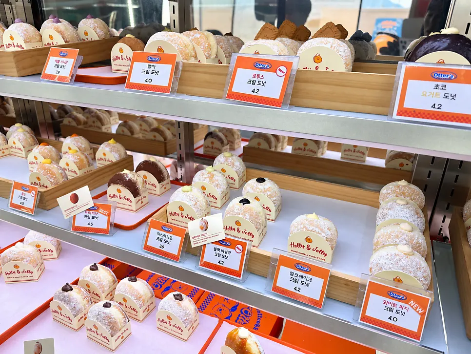 Donut kem đặc trưng trưng bày trong tủ kính