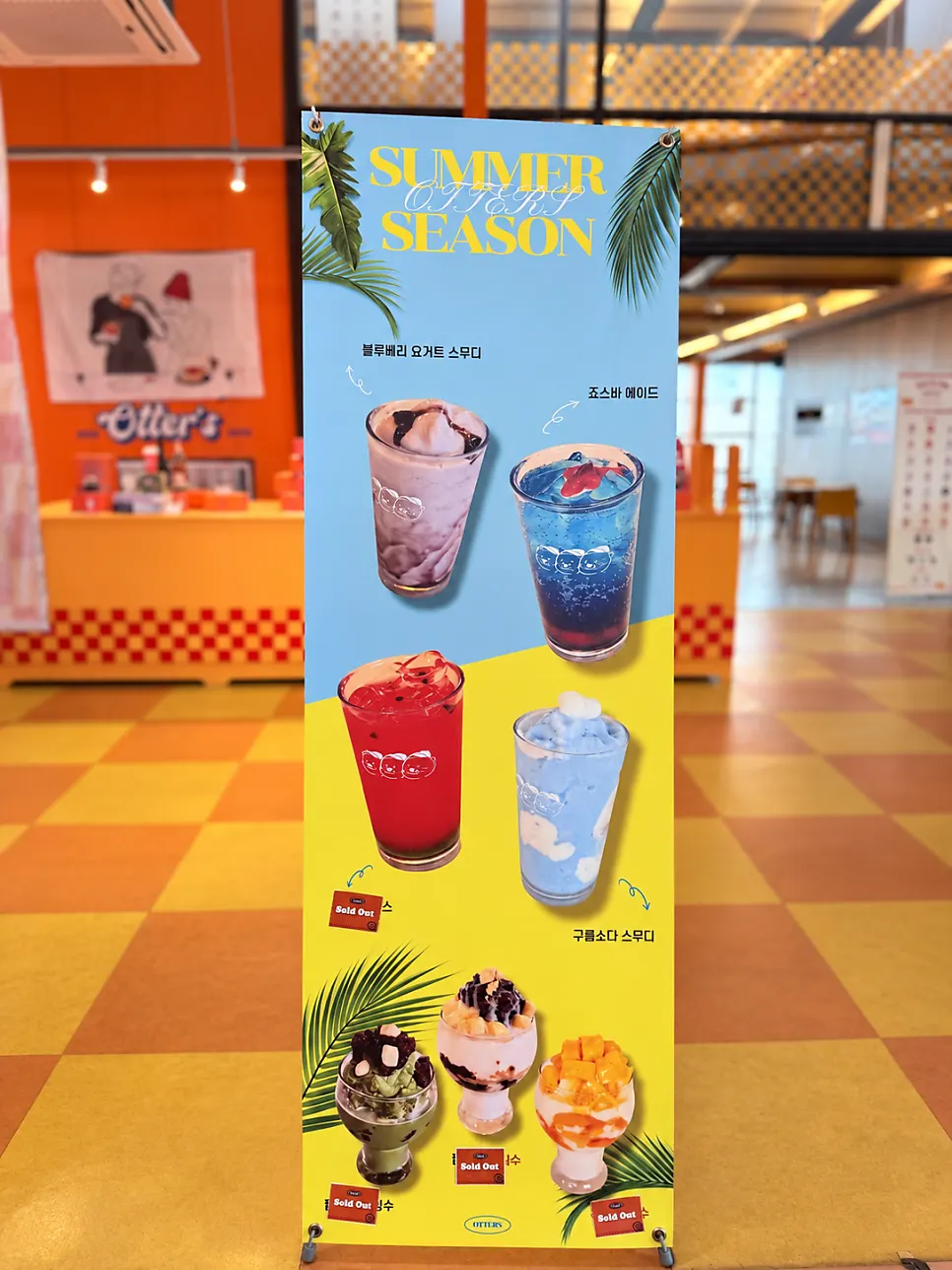 Thông tin đồ uống theo mùa và latte trên quầy