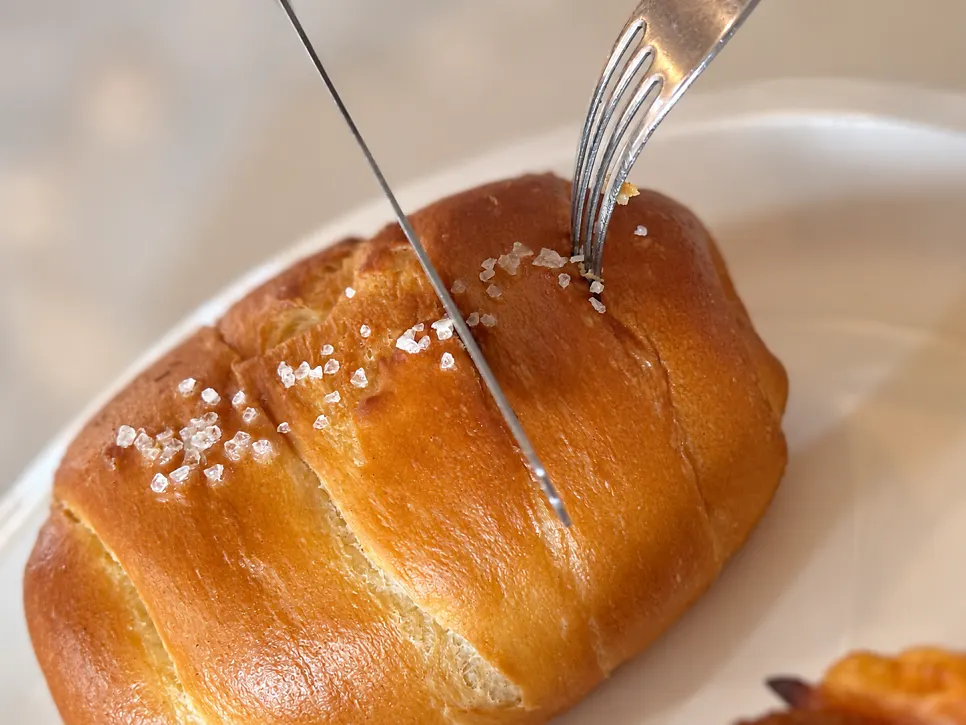 Gourmet Sogeumbbang và Ham Cheese Garlic Croissant