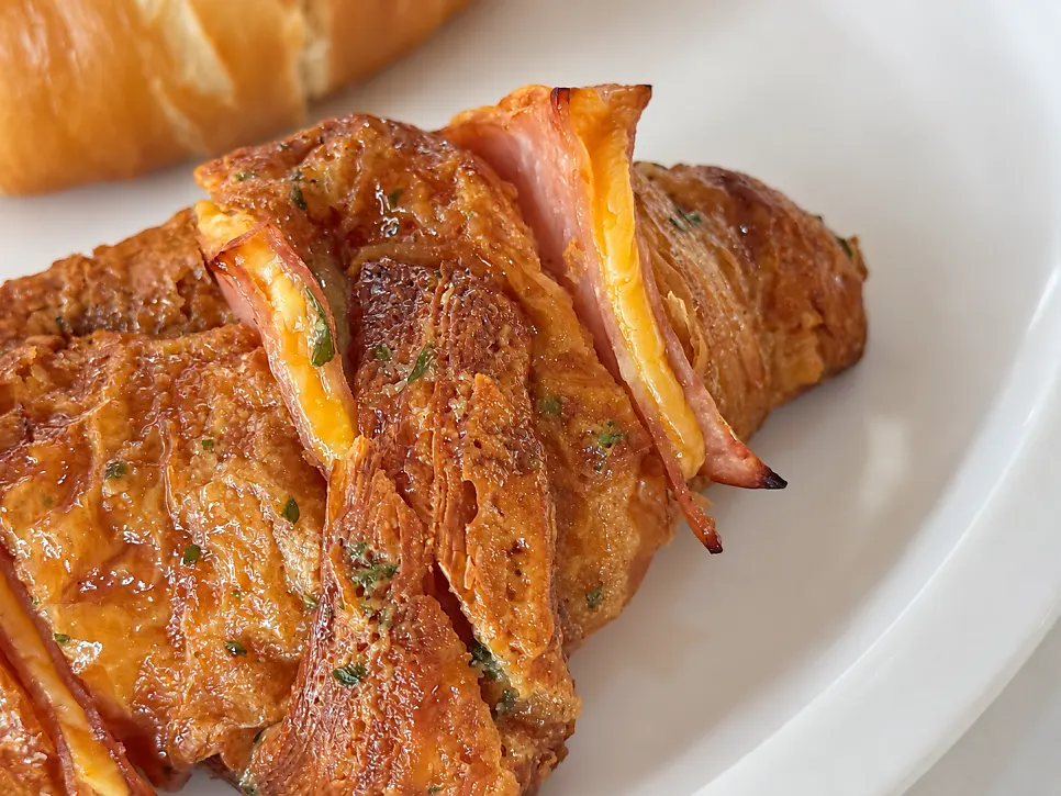 Croissant tỏi có ham và phô mai