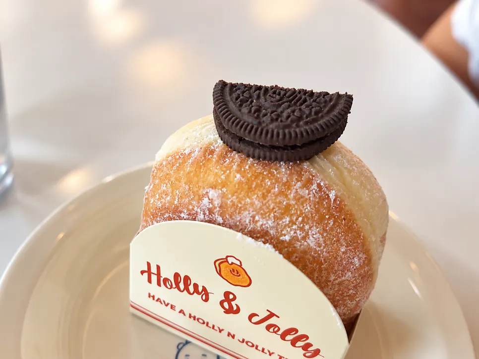 Donut kem phủ bánh quy Oreo