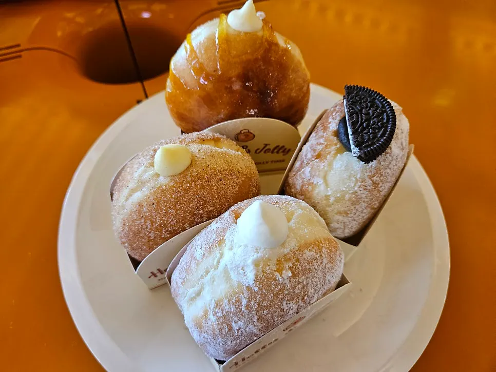 Otters' five doughnuts served with a bakery knife