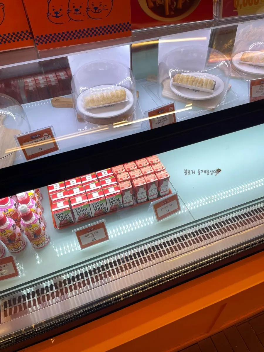Bakery and dessert display case at Otters Jisan Saetgang Main Branch