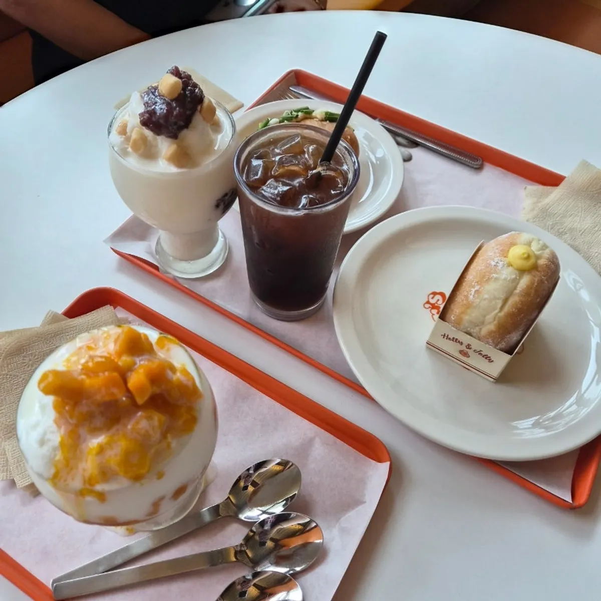 오터스에서 주문한 컵빙수와 커피, 빵 한 상