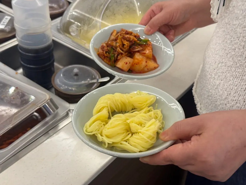 셀프바 국수 사리와 후식 수박