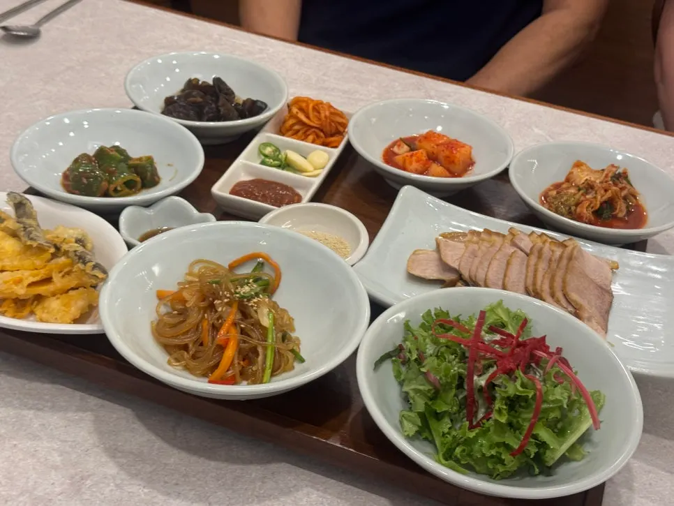 정식에 포함된 밑반찬 한 상