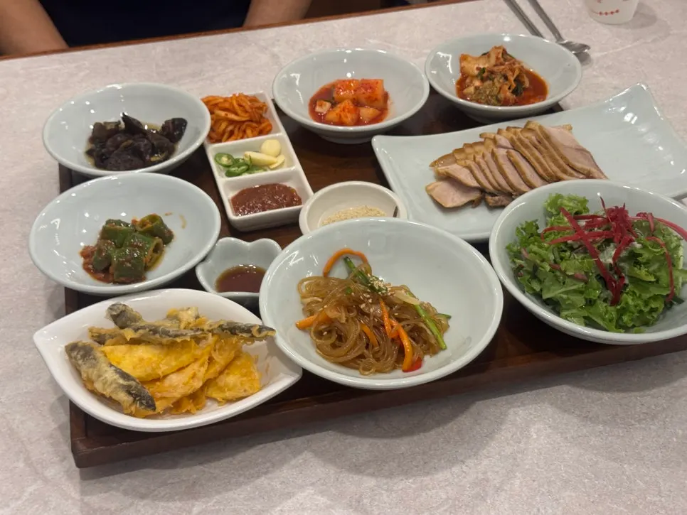 샐러드와 잡채, 추어튀김 밑반찬