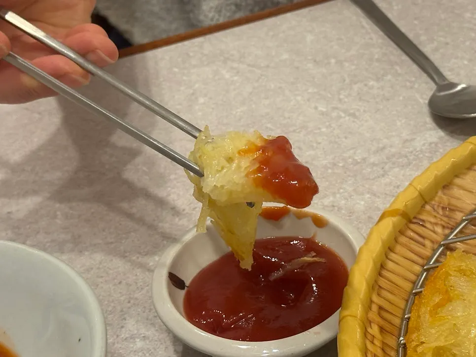 얇게 채 썬 감자채전 단면