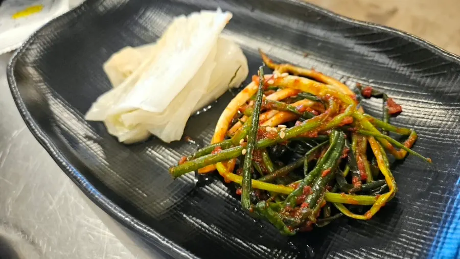 Water kimchi, green onion kimchi, and onion side dishes