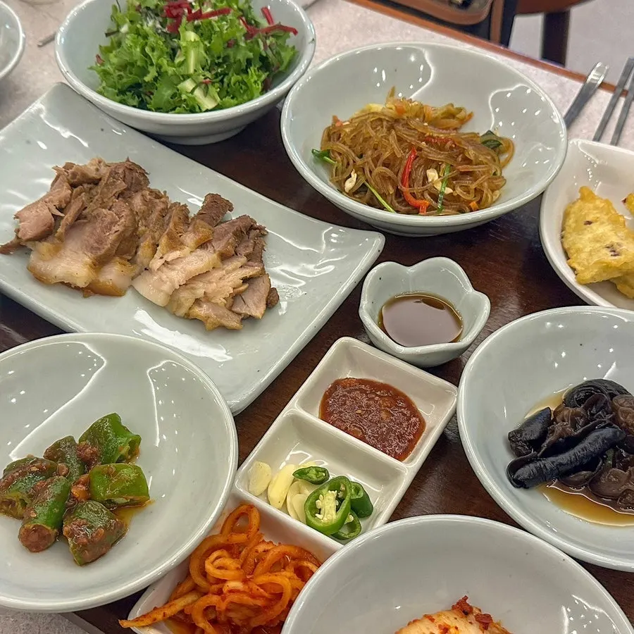 Set menu with boiled pork and grilled fish served together