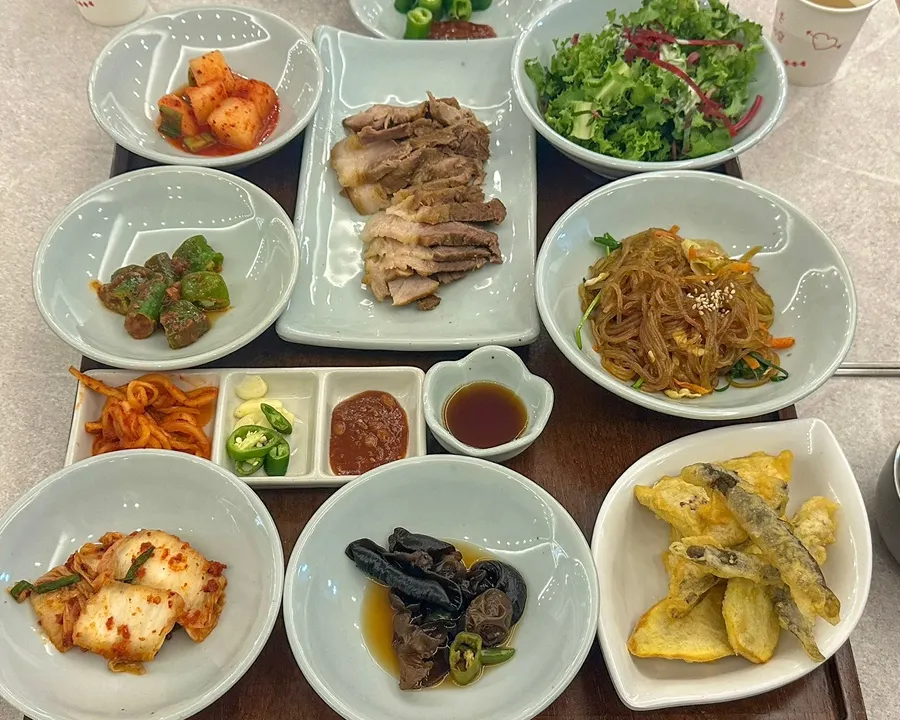 Table with the ordered set menu, pancake, and cutlet