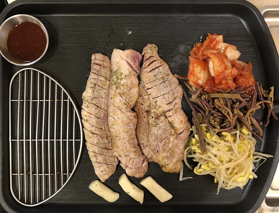 짚불로 훈연한 삼겹살과 목살 한 접시