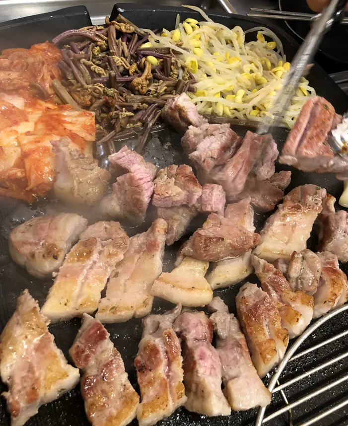 불판에 올린 짚불 훈연 삼겹살