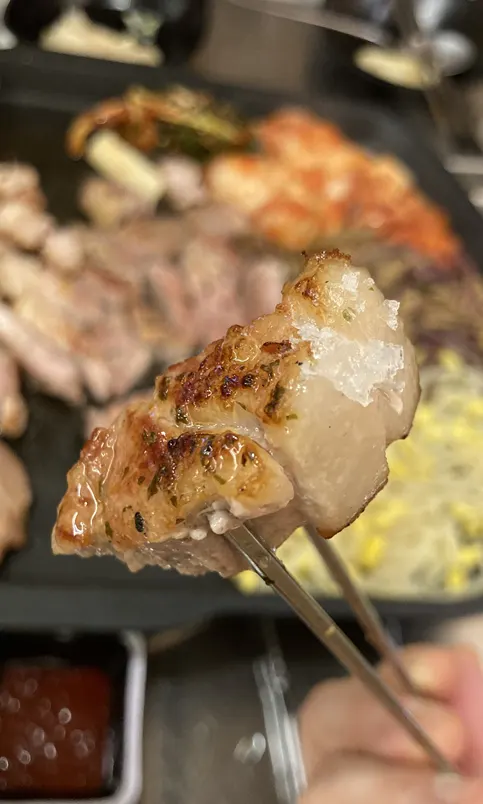 말돈 소금에 찍은 훈연 삼겹살 한 점