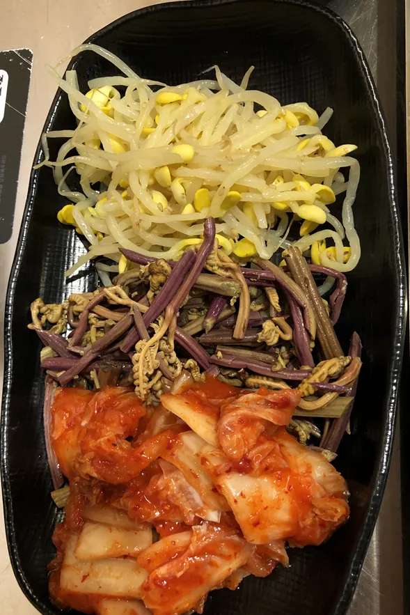 불판에 함께 구운 김치와 고사리 콩나물