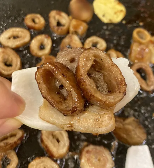 쫄깃하게 구워진 짚불막창 한 점