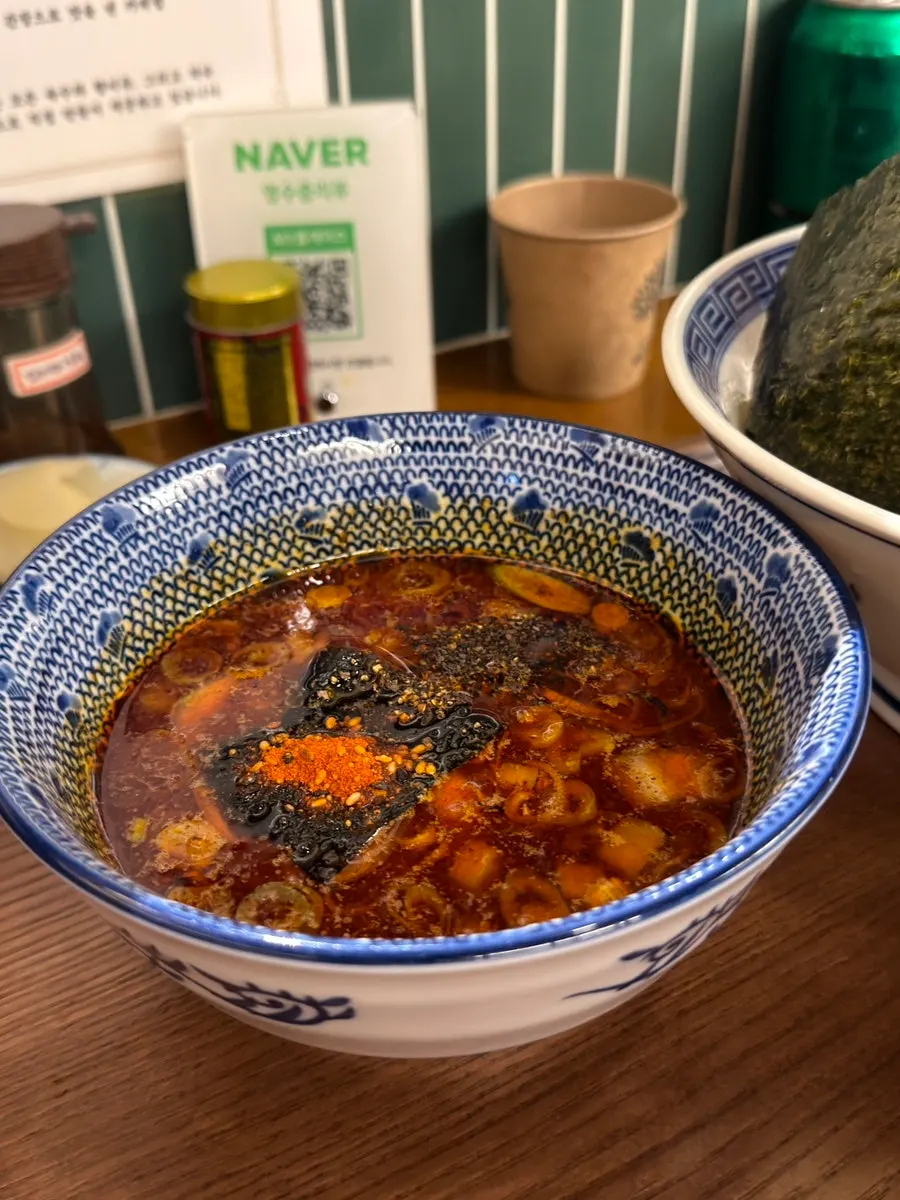 찬물에 헹궈낸 두툼한 츠케멘 면발