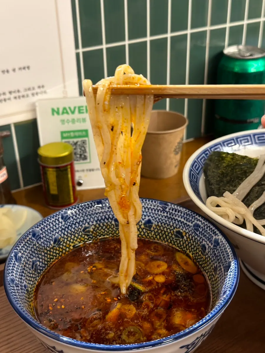 츠케지루에 면을 적셔 먹는 모습