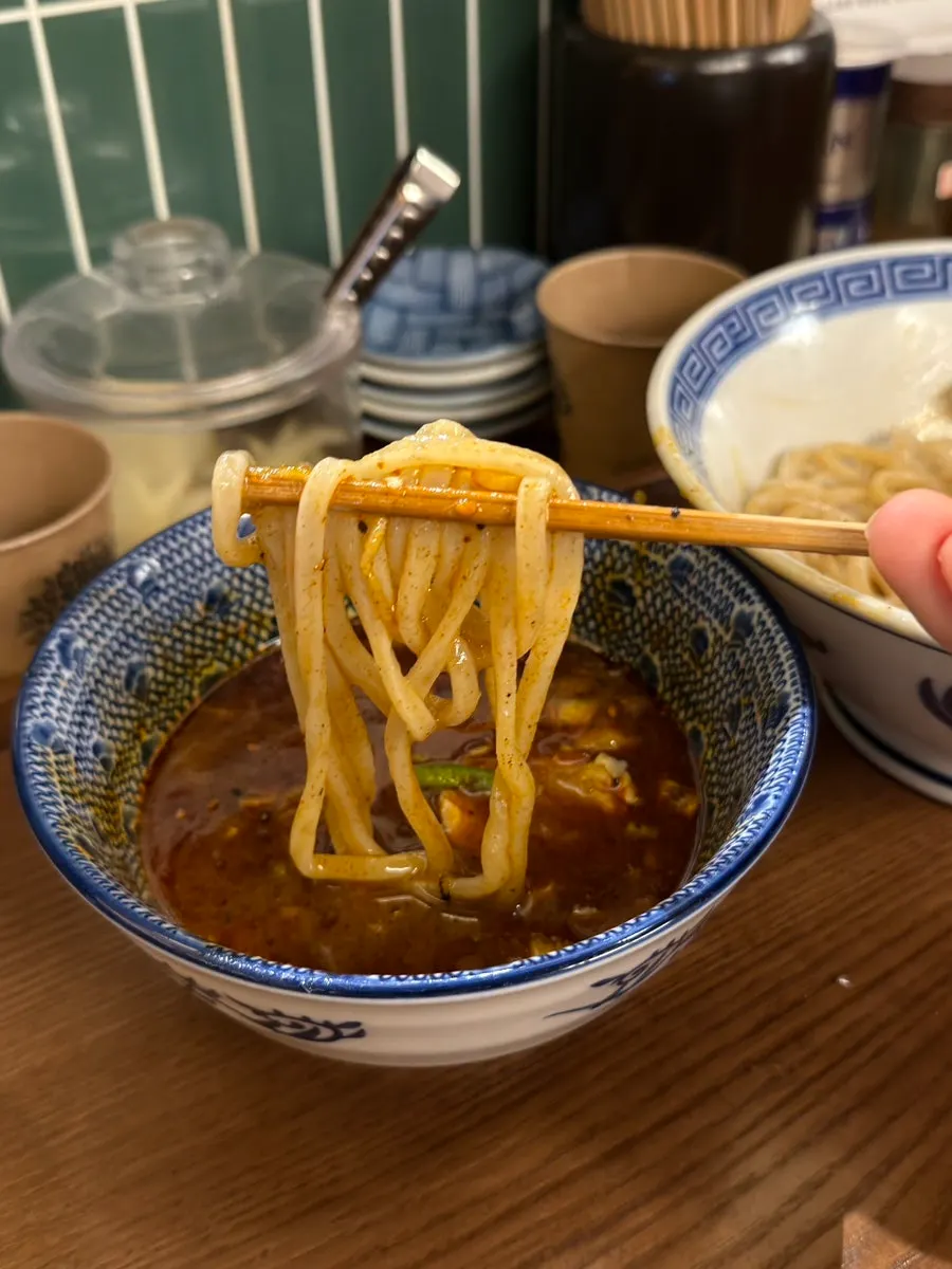 테이블에 차려진 츠케멘과 쇼유라멘 상차림